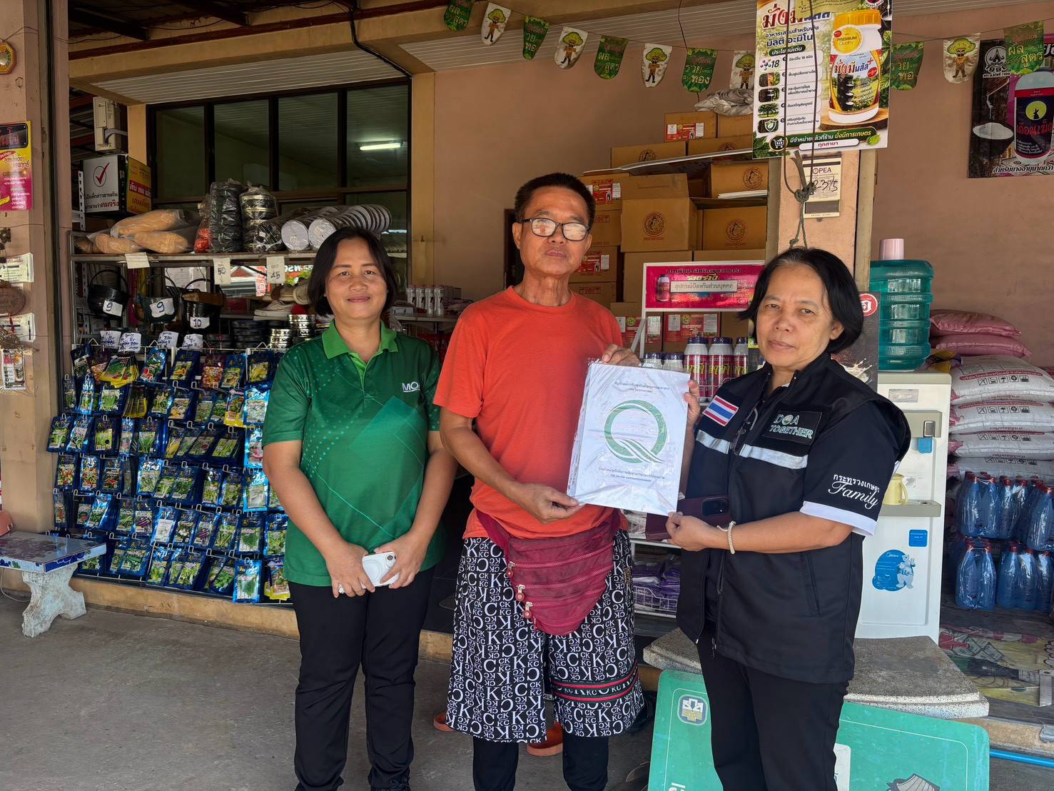 ศวพ.เลย เข้าตรวจร้านจำหน่ายปัจจัยการผลิตทางการเกษตร พร้อมมอบหนังสือรับรองร้านจำหน่ายปัจจัยการผลิตทางการเกษตรที่มีคุณภาพ (Q-Shop)