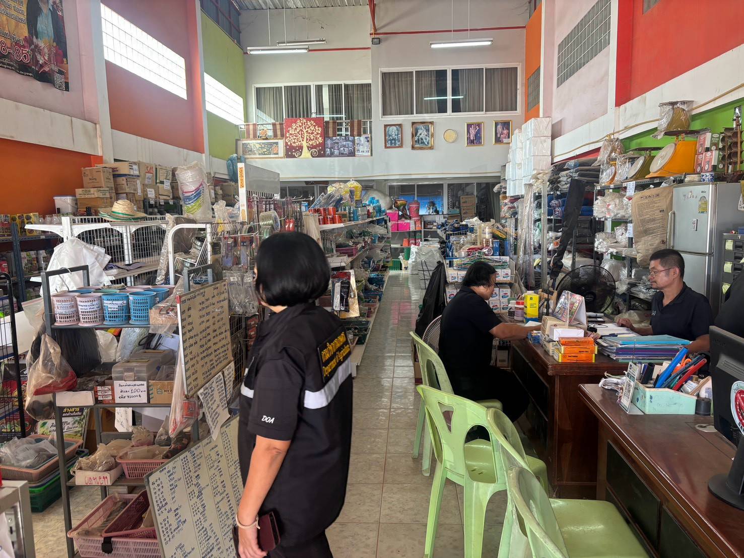 ศวพ.เลย เข้าตรวจร้านจำหน่ายปัจจัยการผลิตทางการเกษตร พร้อมมอบหนังสือรับรองร้านจำหน่ายปัจจัยการผลิตทางการเกษตรที่มีคุณภาพ (Q-Shop)