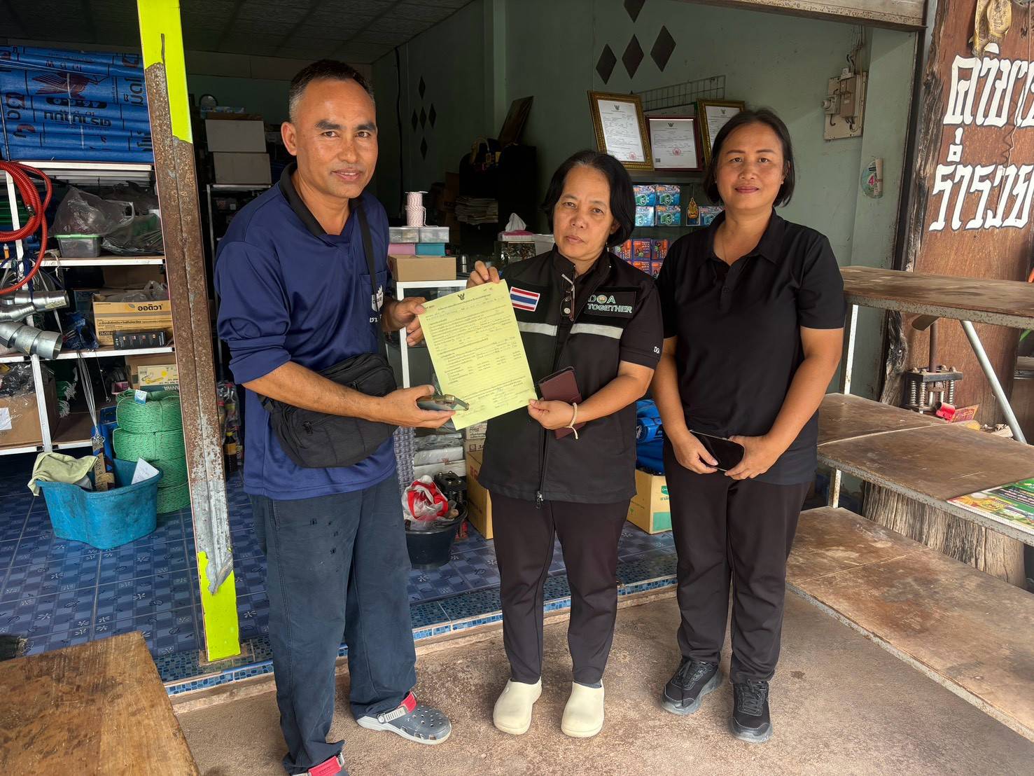 ศวพ.เลย เข้าตรวจร้านจำหน่ายปัจจัยการผลิตทางการเกษตร พร้อมมอบหนังสือรับรองร้านจำหน่ายปัจจัยการผลิตทางการเกษตรที่มีคุณภาพ (Q-Shop)