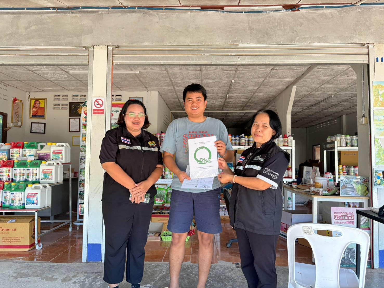 ศวพ.เลย เข้าตรวจร้านจำหน่ายปัจจัยการผลิตทางการเกษตร พร้อมมอบหนังสือรับรองร้านจำหน่ายปัจจัยการผลิตทางการเกษตรที่มีคุณภาพ (Q-Shop)
